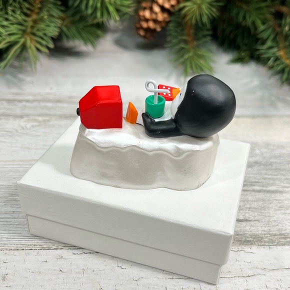 ⭐️ 4/$25 Vintage Hallmark Polar TV Christmas Ornament 1990 Penguin Television - Picture 4 of 10